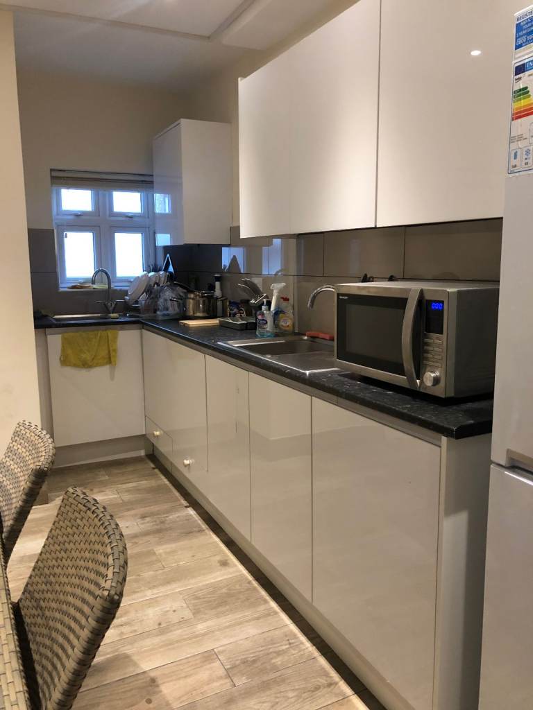 BEAUTIFUL ENSUITE DOUBLE ROOM FOR SINGLE PROFESSIONAL TO RENT IN HOUNSLOWM WEST