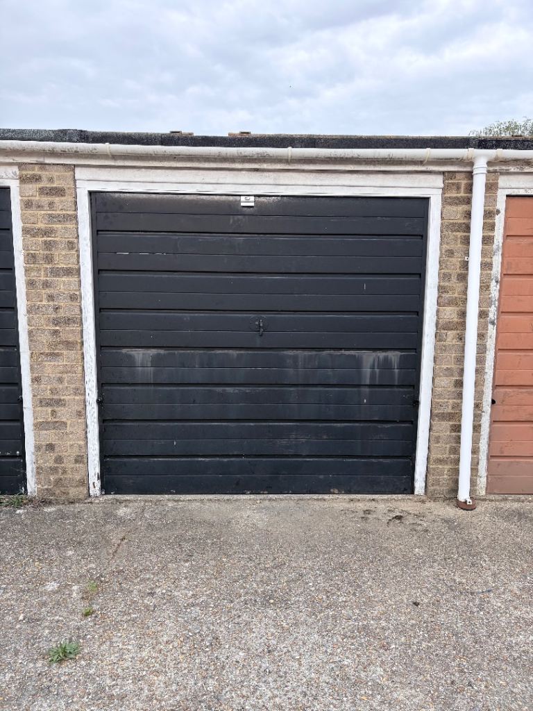 Lock up Garage - Residential area 