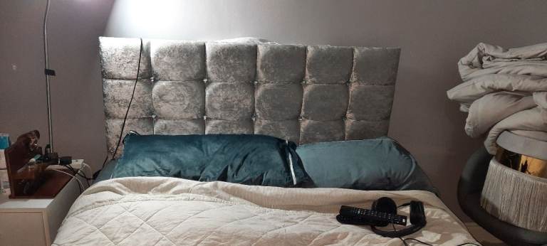 Double bed with headboard 