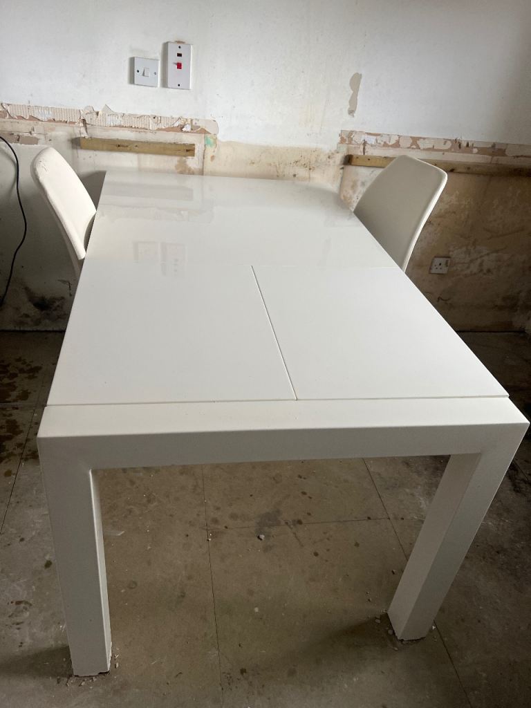 White high gloss table free chairs 