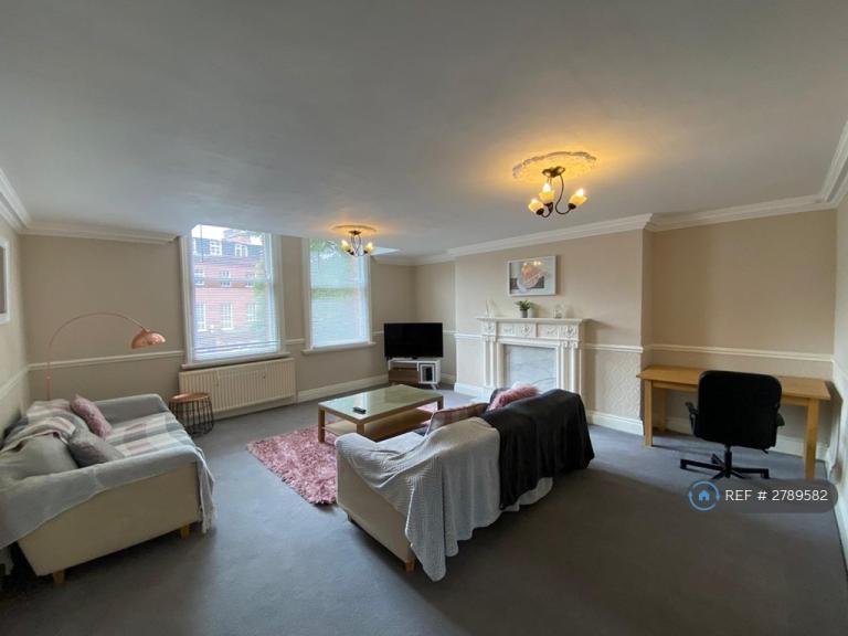 2 bedroom flat in Chatsworth House, Leeds, LS2 (2 bed) (#2789582)