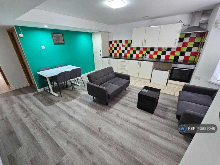 2 bedroom flat in Ferry Road, Cardiff, CF11 (2 bed) (#2887046)