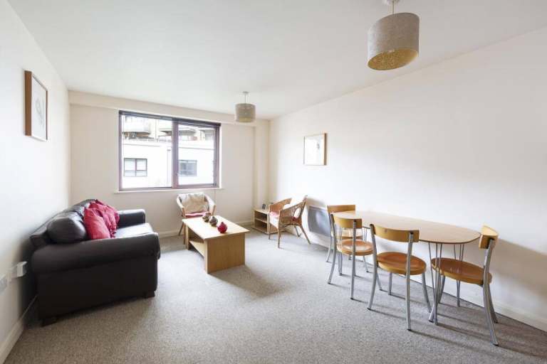 One bedroom first floor furnished apartment. CORPORATE LET NOT ACCEPTED.