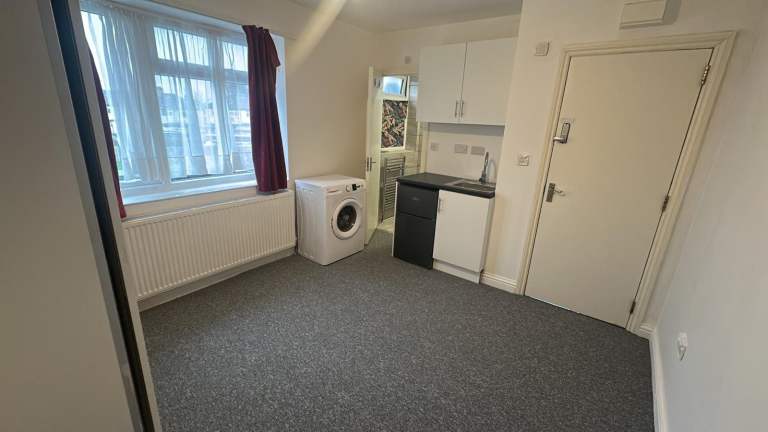 Furnished studio flat in Edgware (HA8)