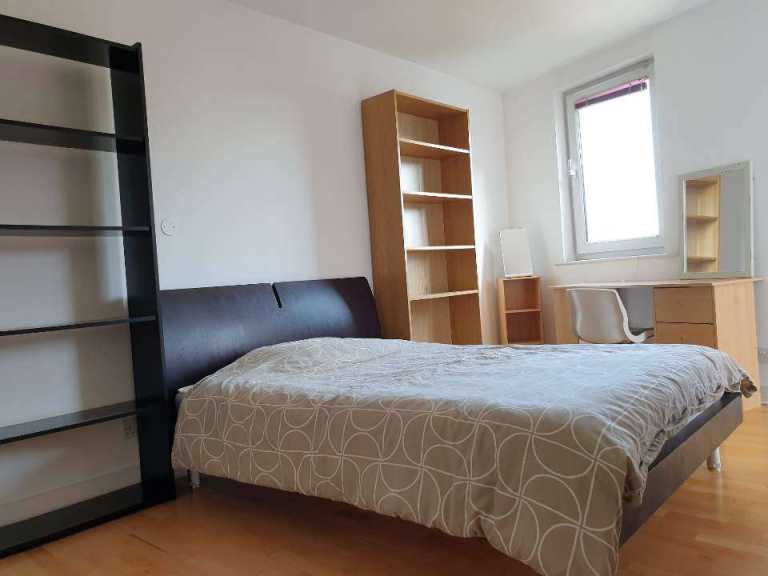 Very nice and clean en-suite room at luxury river side apartment