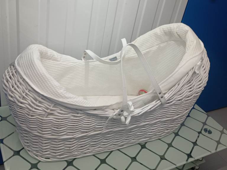 Handmade White Wicker Kinder Valley Moses basket