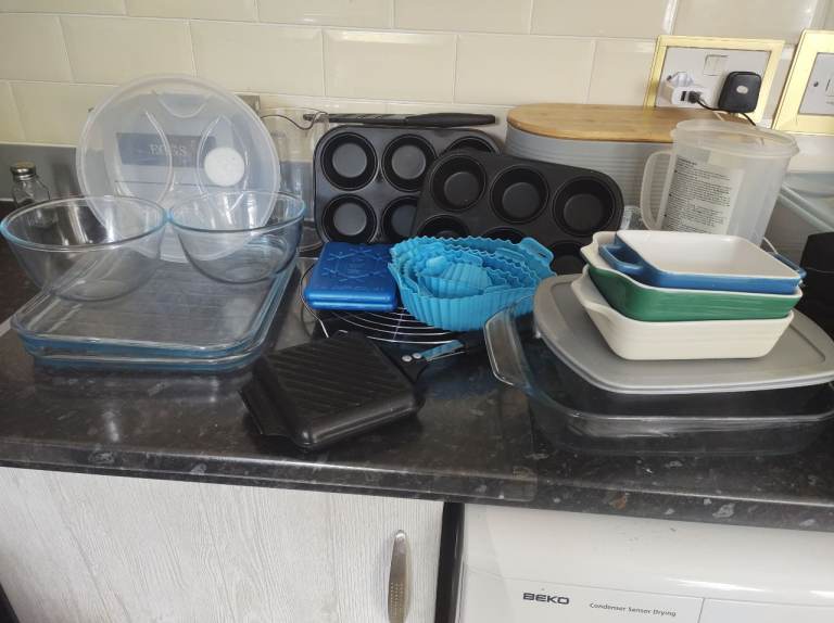 Kitchenware Bundle - Glass Dishes, Baking Trays, Silicone Moulds