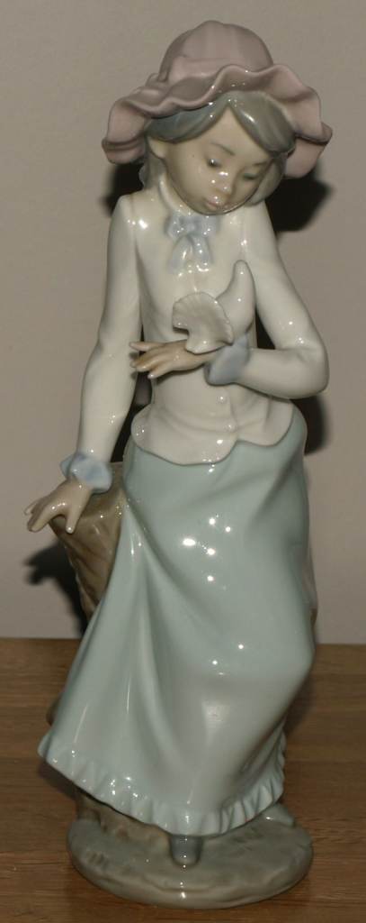 Vintage Nao by Lladro Girl holding Dove (320) Boxed