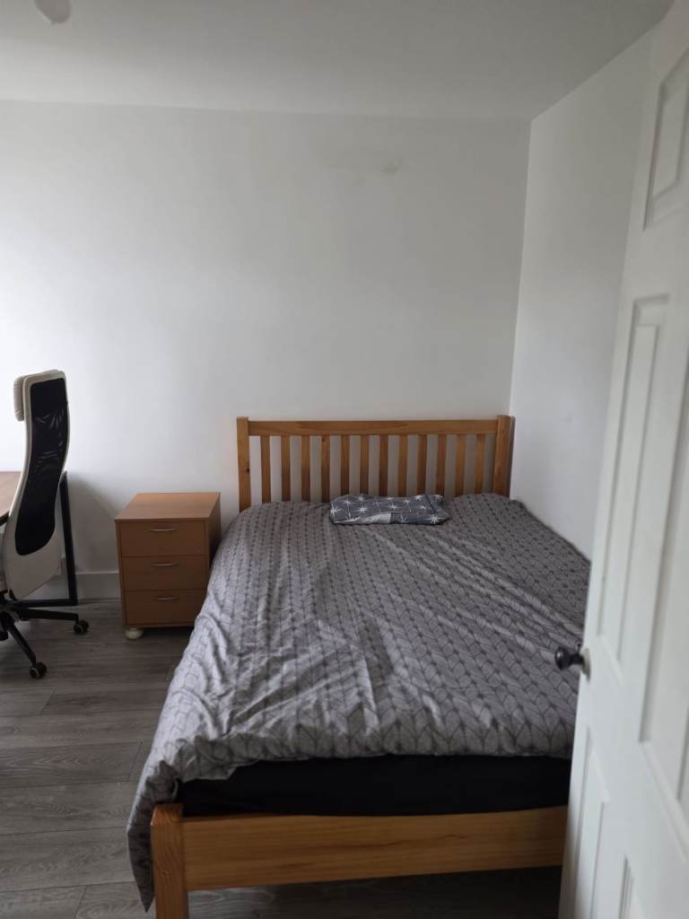 Newly dec Double room £650pm EGHAM All bills included 