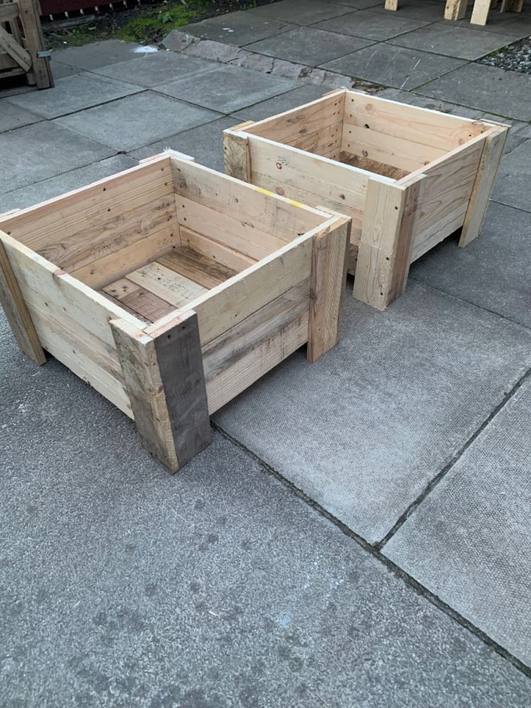 Large square wooden planter 🌹