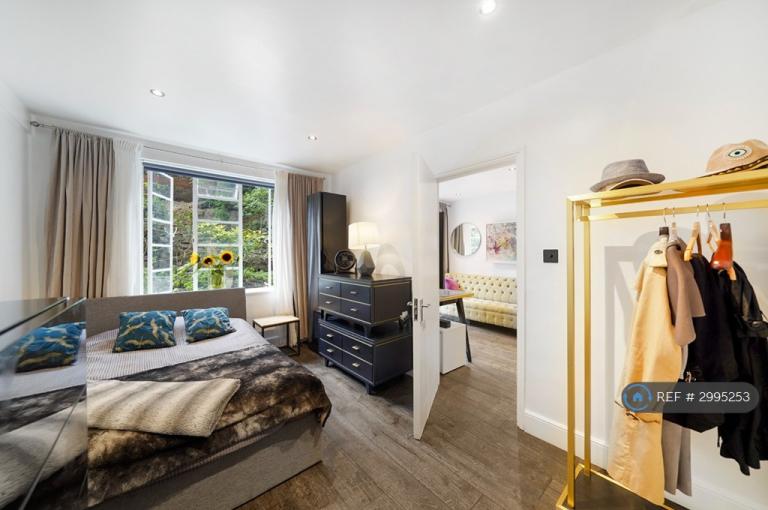 2 bedroom flat in Shepherds Bush Road, London, W6 (2 bed) (#2995253)