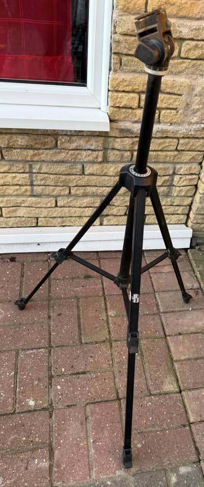 TRIPOD ADJUSTABLE HEIGHT FOR CAMERA, CAMCORDER OR PHONE LITTLE USED ONLY £9 CAN POST