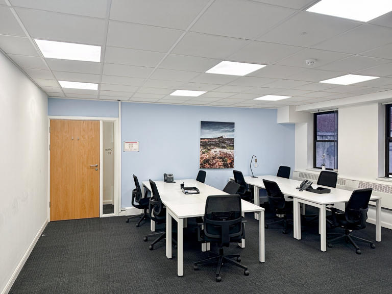 Newcastle - NE11EE \ Large Office Space Ideal for Up to 15 Desks