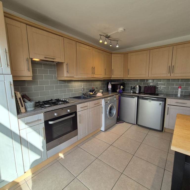 THE BEST 4 BEDROOM TOWN HOUSE LOCATED ON GORDON ROAD E18 1DR! 8 MINS TO SOUTH WOODFORD TUBE