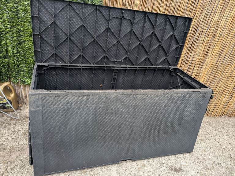 Garden storage box 