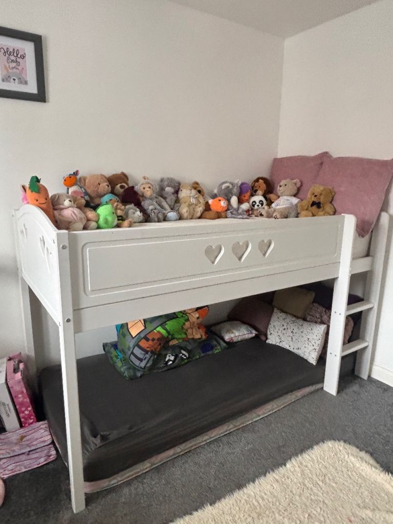 Bunk bed including mattres
