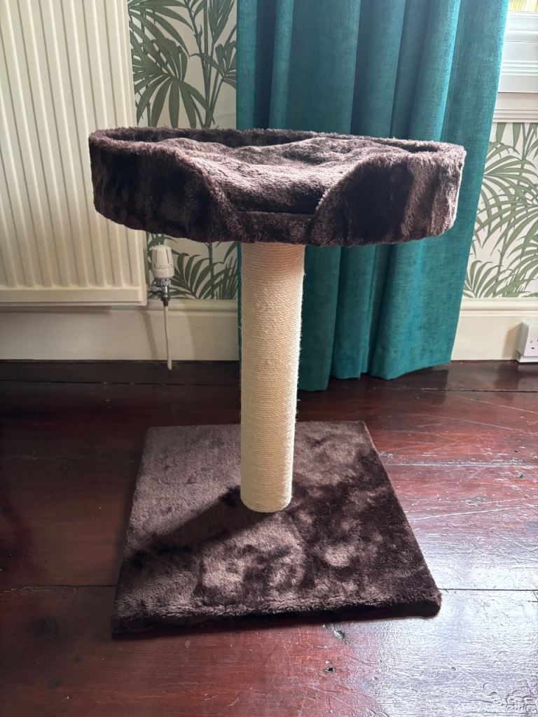 Cat scratching post with bed in brown - as good as new
