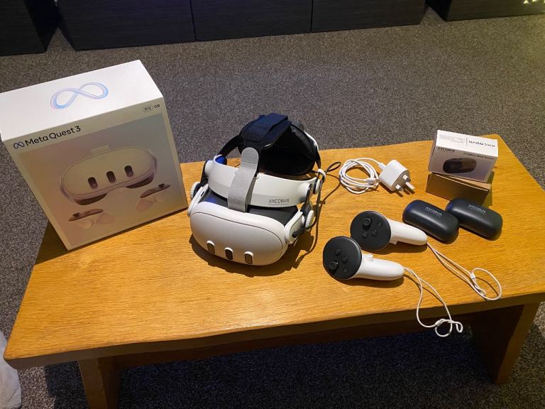 META QUEST 3 512GB HEADSET! WITH HEAD STRAP AND 2 RECHARGEABLE BATTERIES. EVERYTHING YOU NEED!