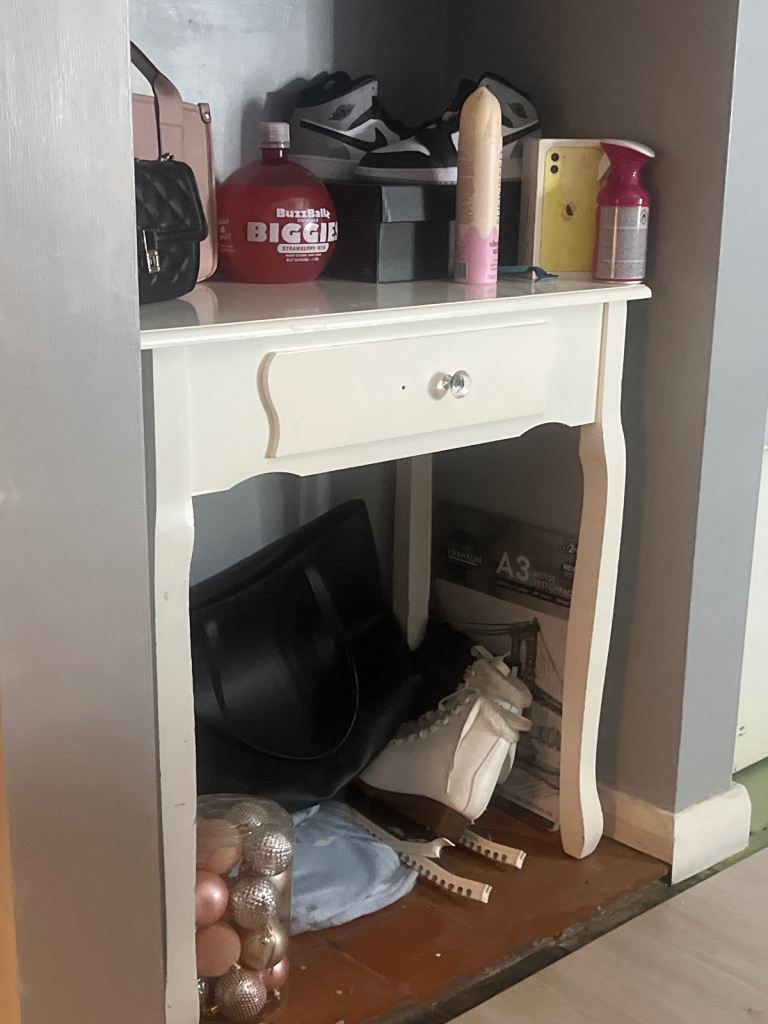 vanity table 