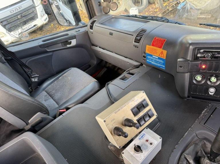 2009 SCANIA P380 8X4 HOOK LOADER