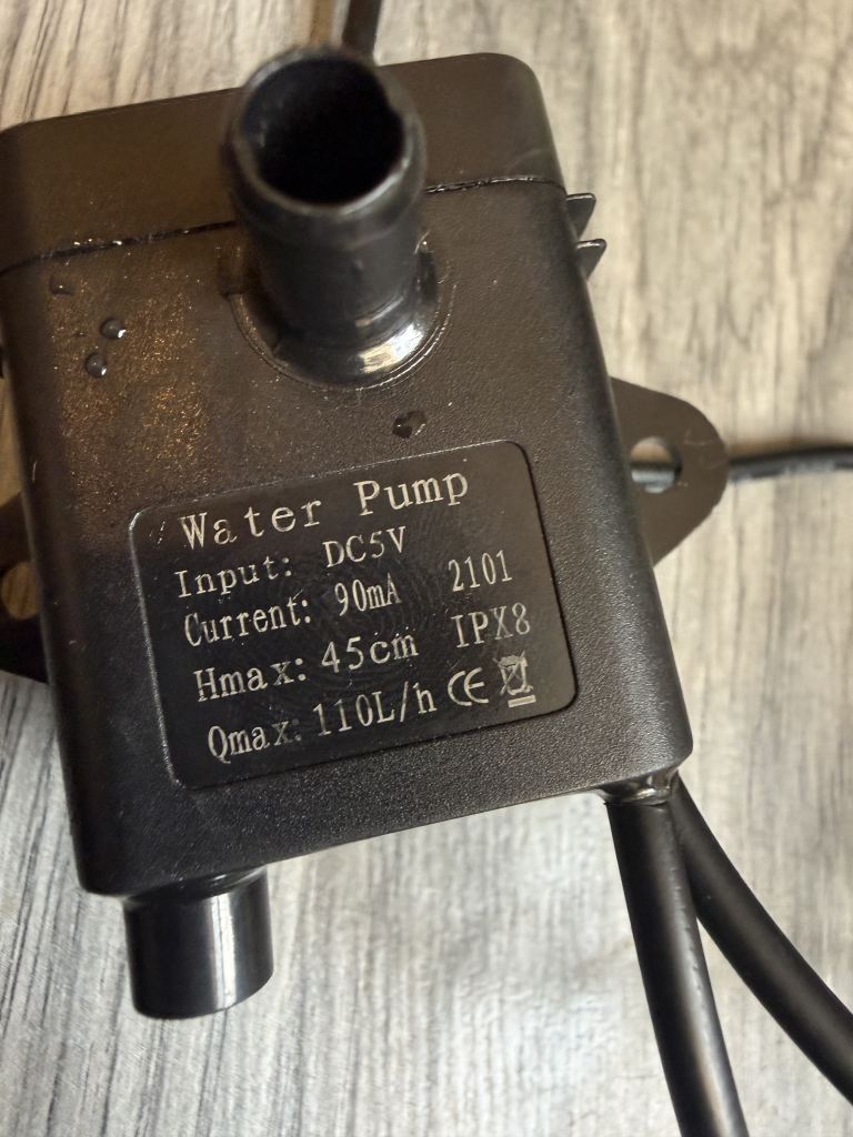Fish tank water punp with sensor 