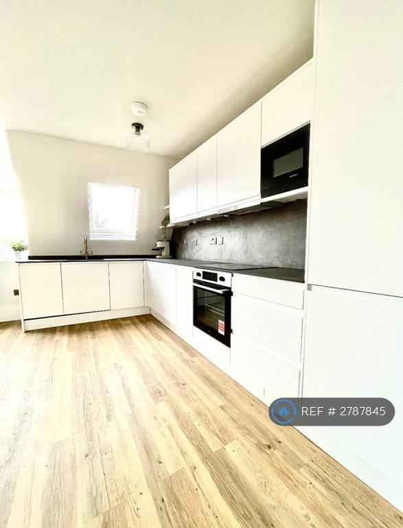 2 bedroom flat in Nether Street, London, N3 (2 bed) (#2787845)