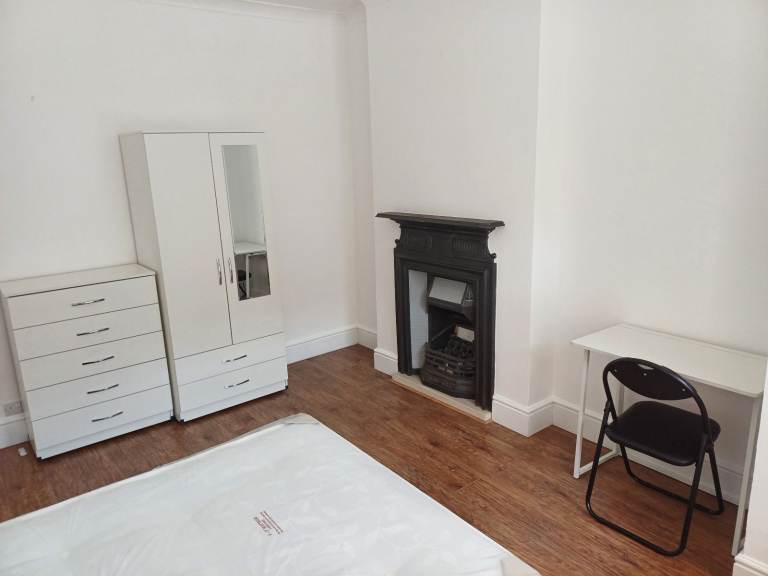 Spacious Double Room in City Centre! Clean Home.