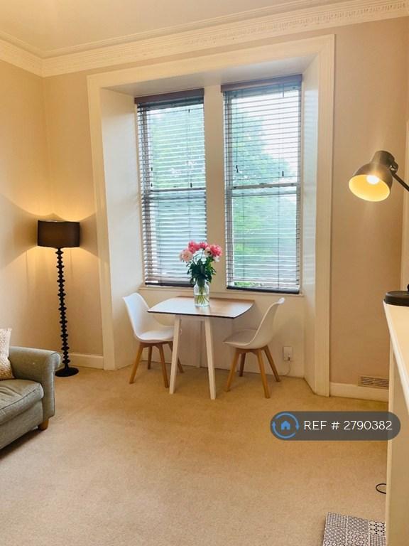 2 bedroom flat in Broughton Road, Edinburgh, EH7 (2 bed) (#2790382)