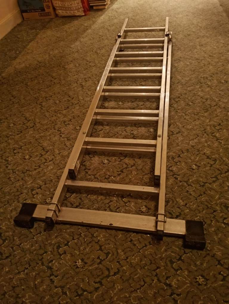 Aluminium extension ladder in excellent condition 