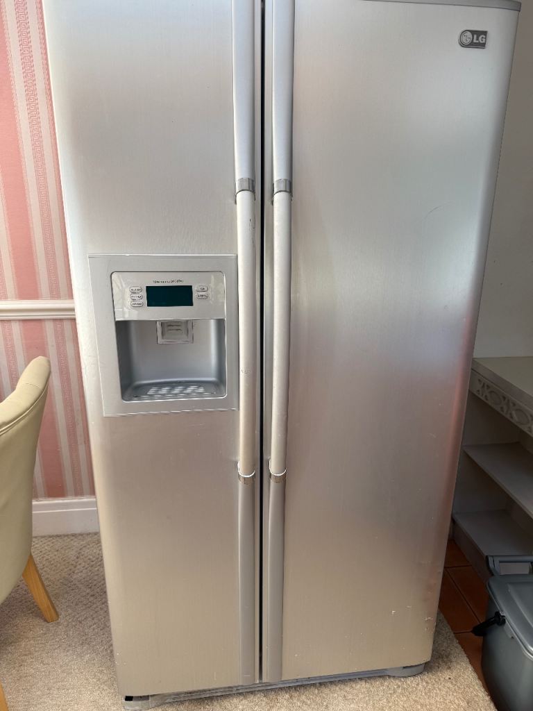 LG American Style Fridge Freezer with Water Dispenser – Good Condition