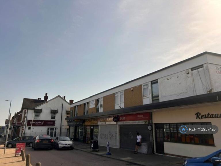 2 bedroom flat in Barnet Road, Potters Bar, EN6 (2 bed) (#2957428)