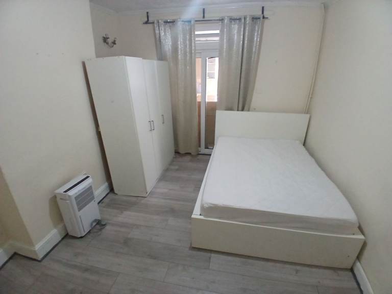 Double Room With MOST BILLS INCLUDED  In Mitcham