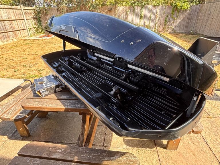Thule Motion XT L Roof Box (450L) + WingBar Evo Roof Bars & Flush Rail Feet
