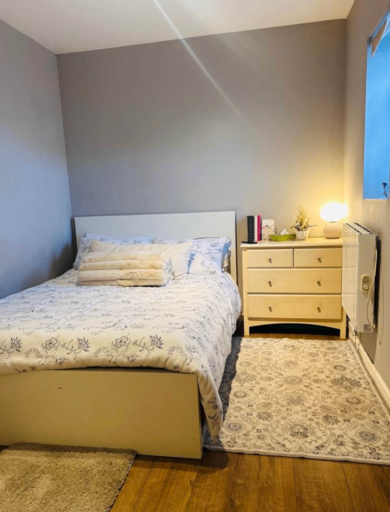 Modern 1-Bedroom Flat | Furnished | Fitted Kitchen | Parking | Southend Arterial Road, Romford -RM11