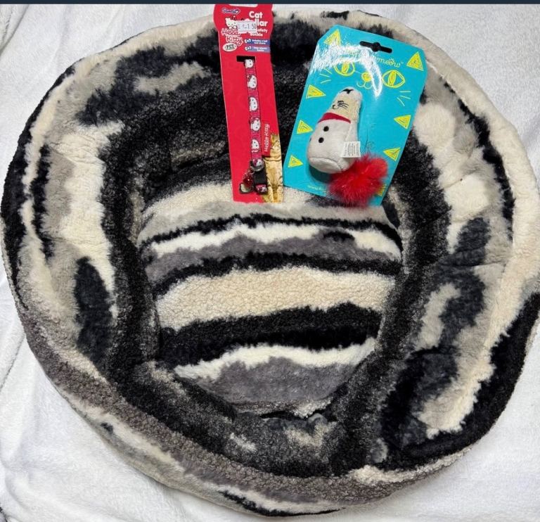 Cat/dog bed with toys