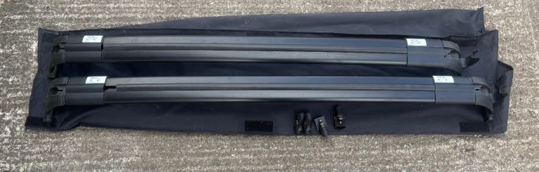 Land Rover Genuine cross roof bars for side rails Lockable no keys Used 