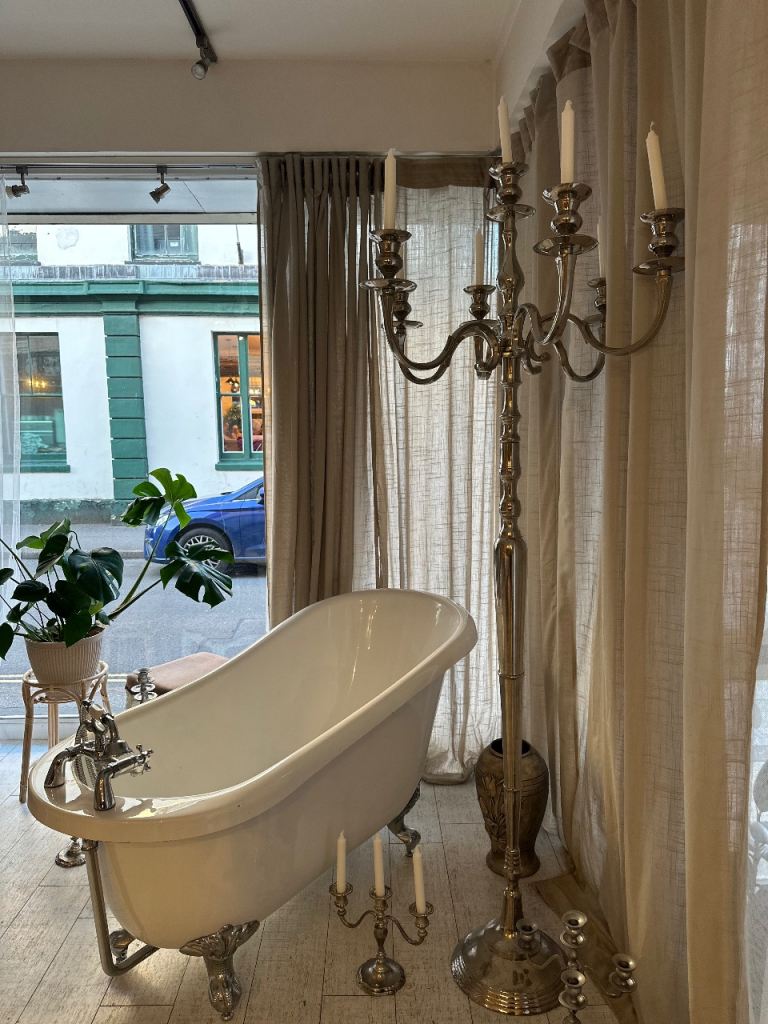 Freestanding Roll Top Bath with Chrome Feet