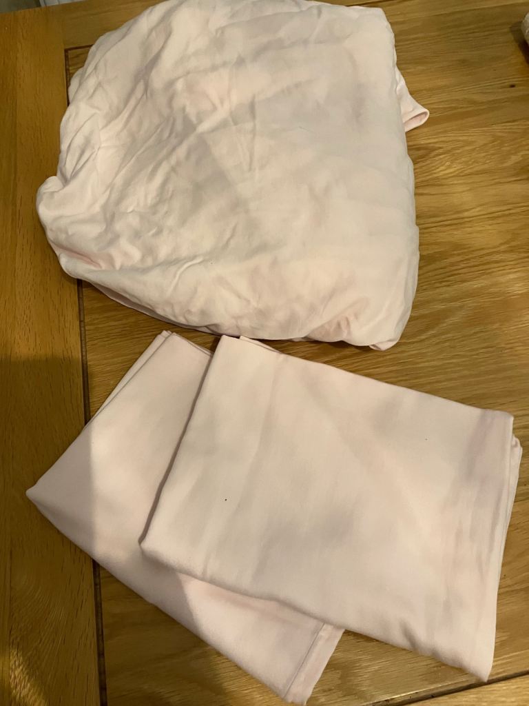 Single fitted sheet and two pillow cases 