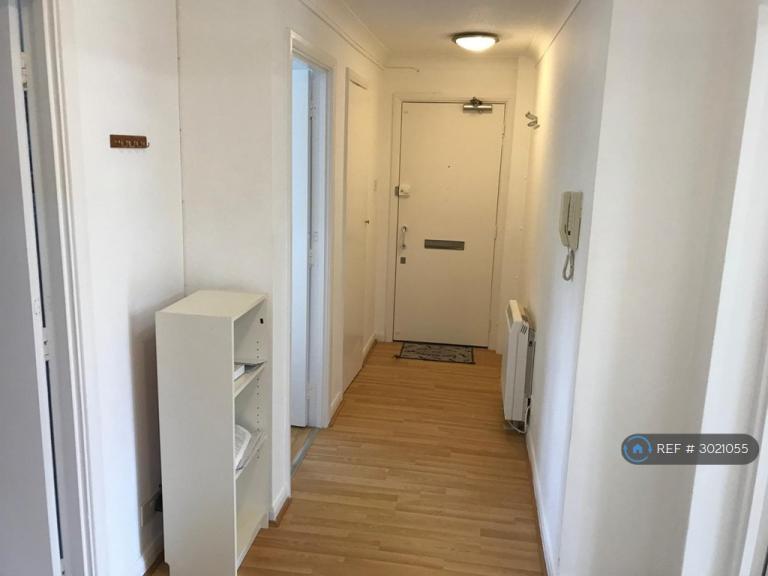 2 bedroom flat in Basque Court, London, SE16 (2 bed) (#3021055)