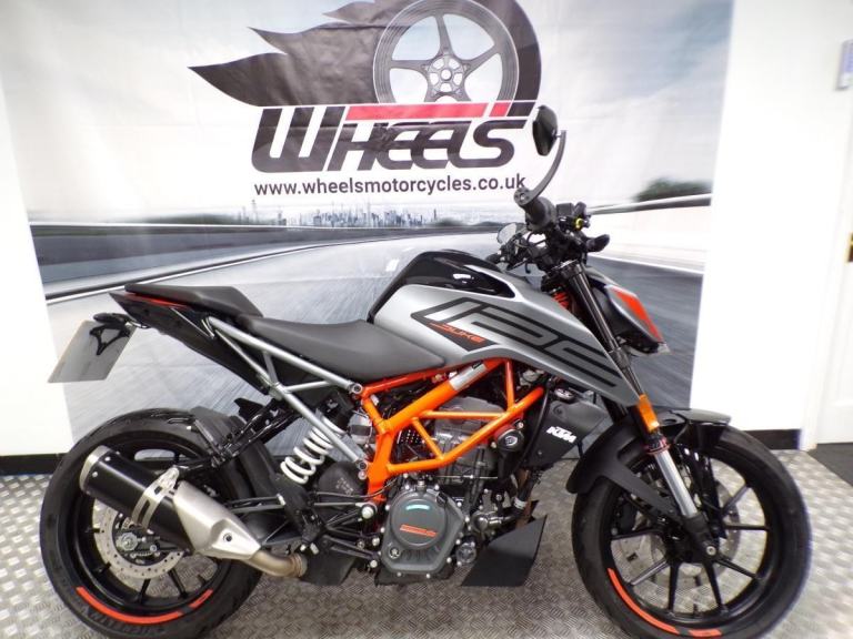 2023 KTM 125 DUKE WITH ONLY 2053 MILES FROM NEW 