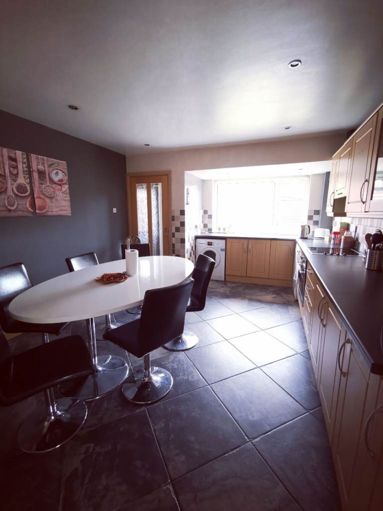 Spacious double bedroom, city centre