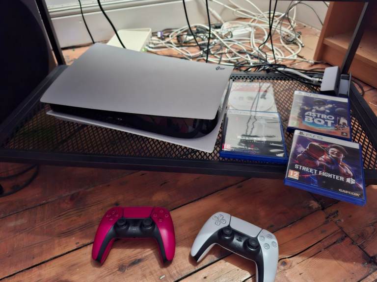 PS5 two controllers and 4 games 