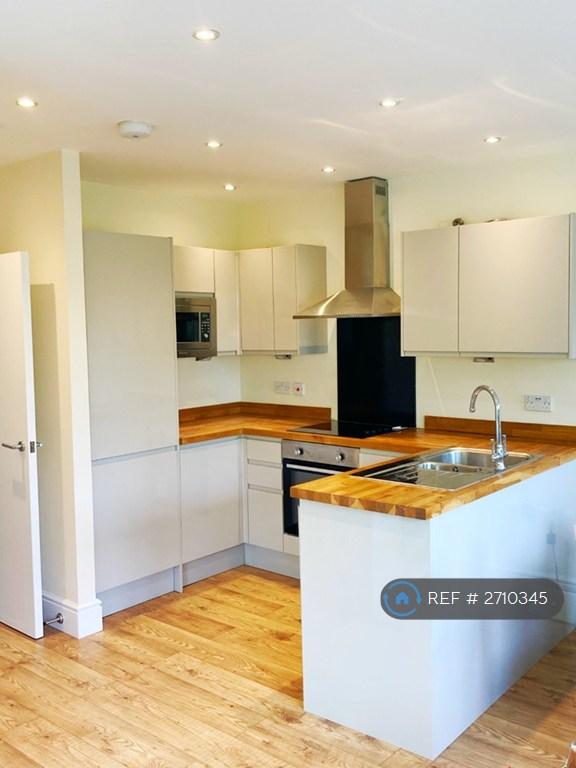 2 bedroom flat in Tower Bridge Road, London, SE1 (2 bed) (#2710345)