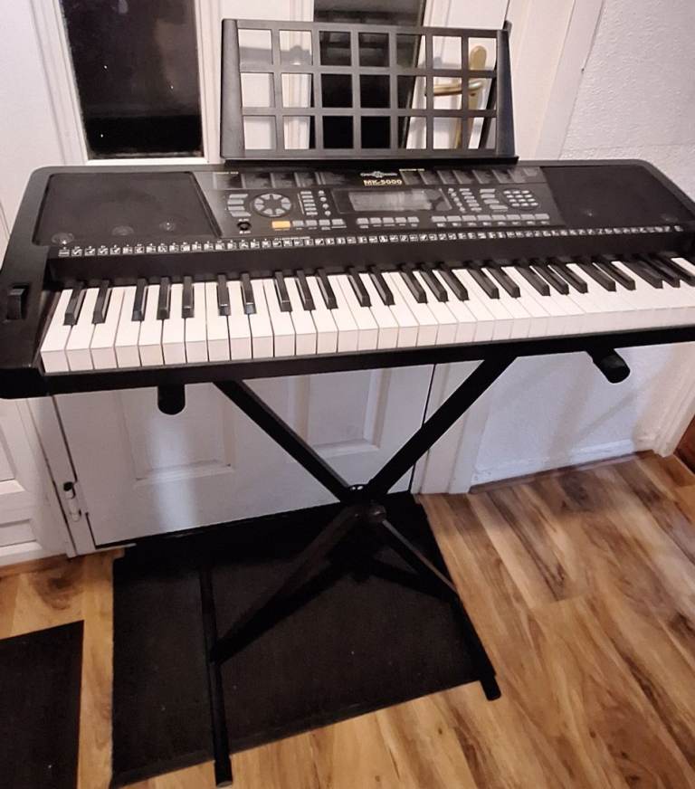 Medeli M211K Electronic Keyboard with Stand – like new Condition