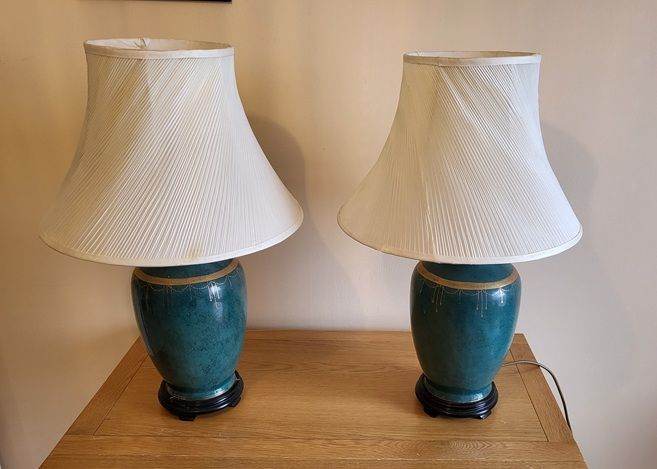 Vintage Matching Pir of Table Lamps With Shades