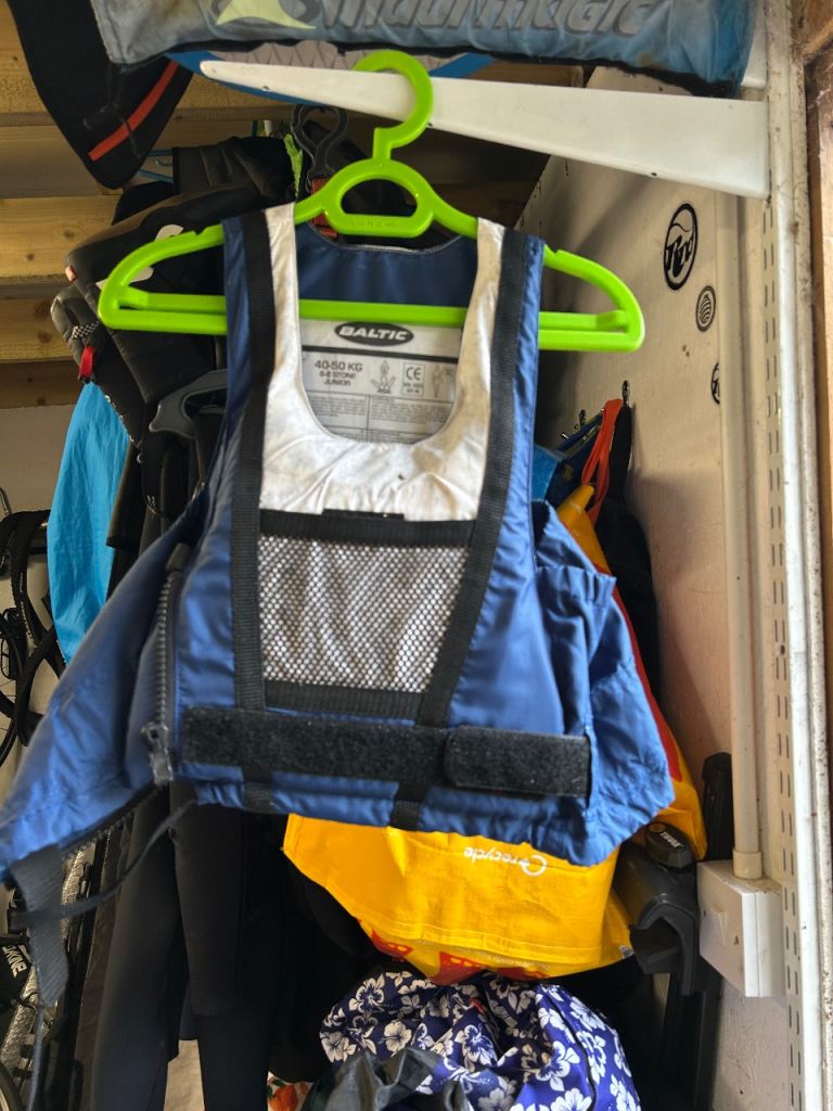 2 kids Lomo lifejackets 