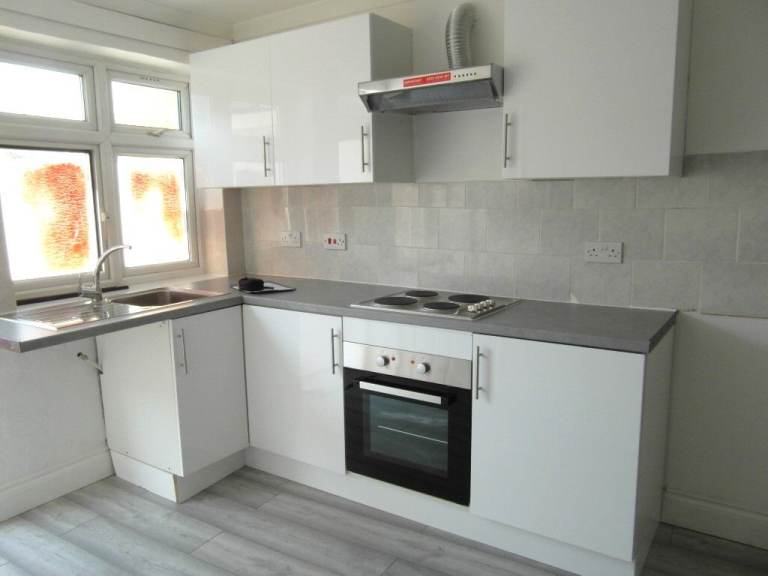 Studio flat for rent in Southall UB2