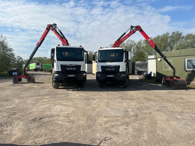 MAN/ ERF TGS 3243 8X4 TIPPER GRAB WITH ONLY 65,579 KM ...IMMACULATE