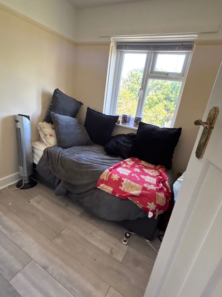 Single room in parkstone AVAILABLE NOW