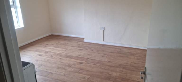 Newly Decorated/refurbished Unfurnished Two Bedroom Second Floor flat in Grantham Town Centre.